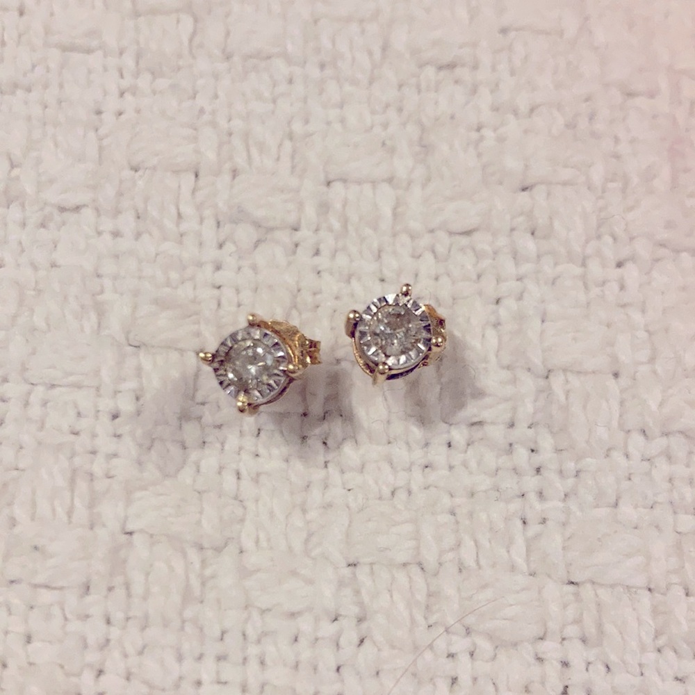 Small diamond studs